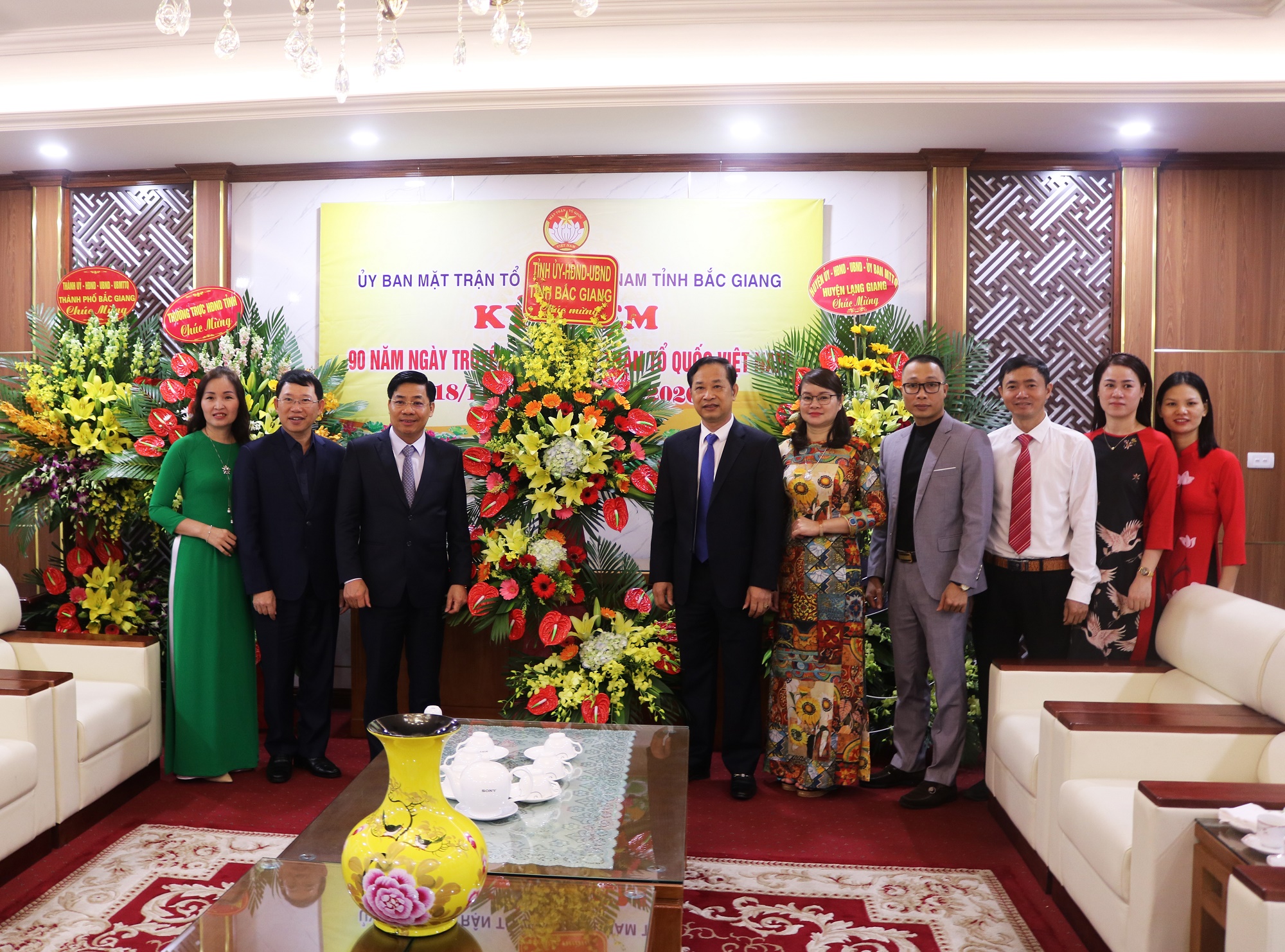 Bí thư Tỉnh ủy, Chủ tịch UBND tỉnh Dương Văn Thái cùng các đồng chí lãnh đạo tỉnh tặng hoa chúc...